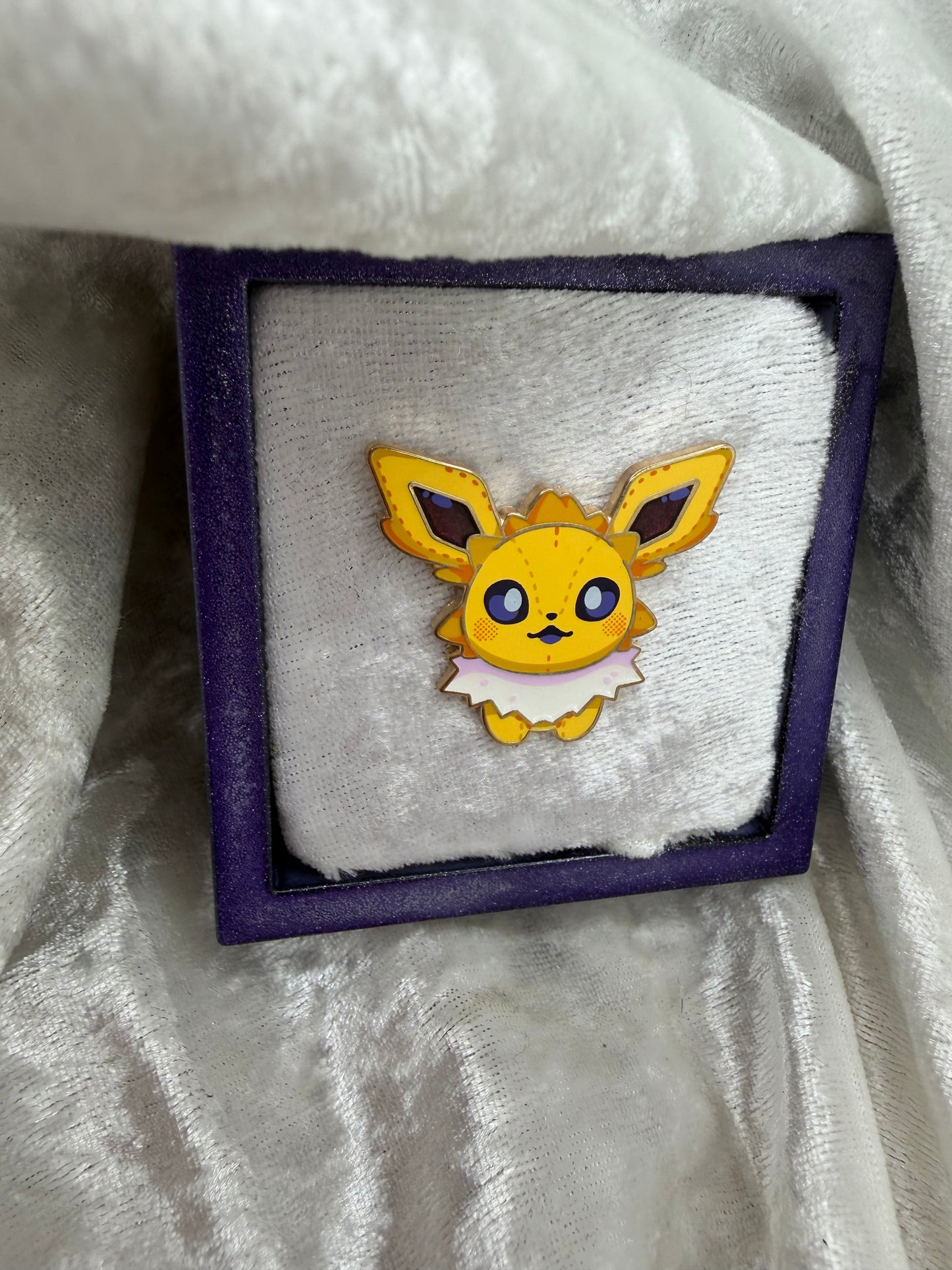 Fan made by PenguChan Studios PlushéMon Series 1 Jolteon approx 1.1 inch hard enamel pearl screen print companion pin single post blind bag 6/69 pull rate