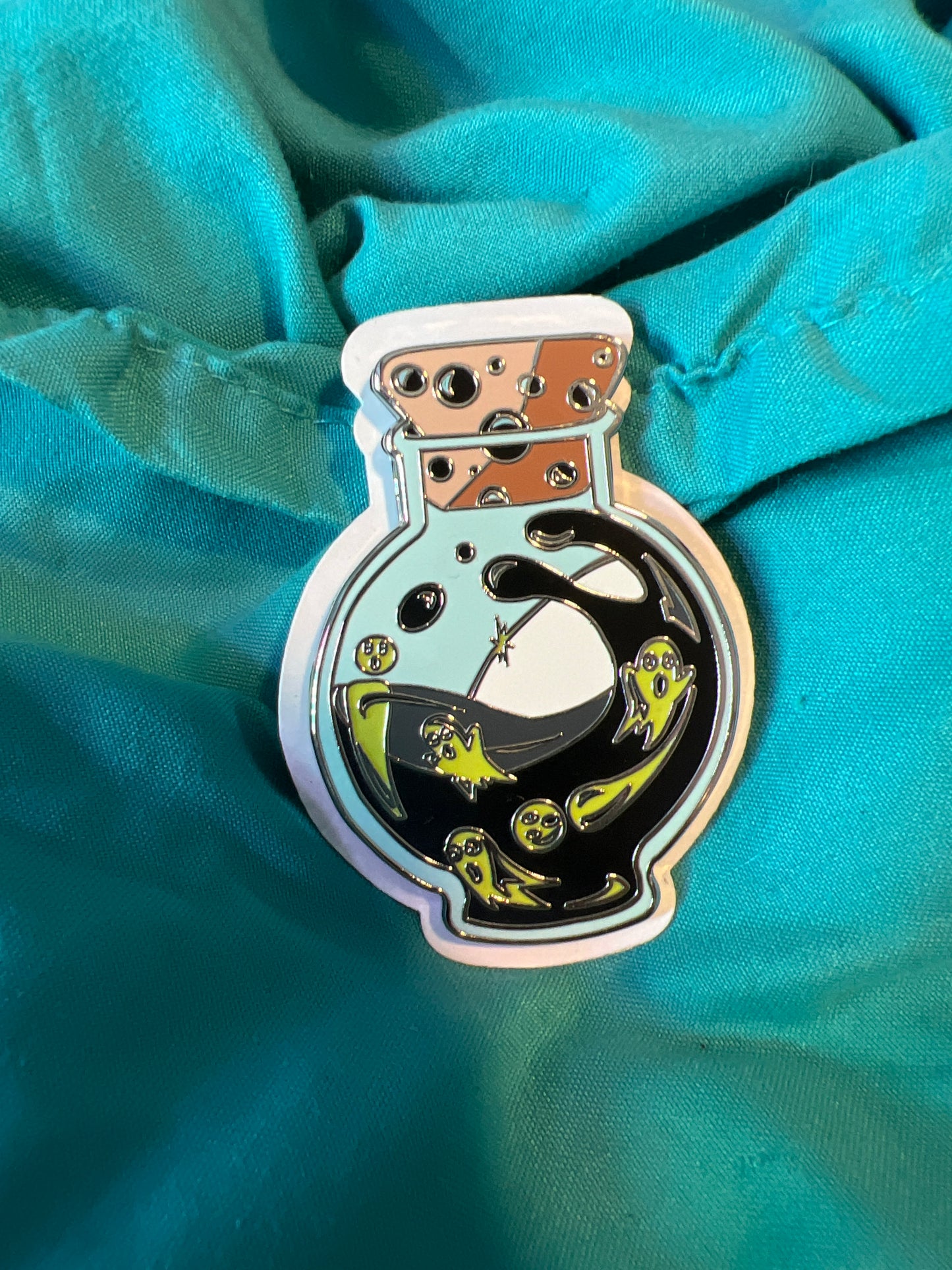 Black Potion Bottle Ghost Fantasy Pin Le 20 By Bendiesticks