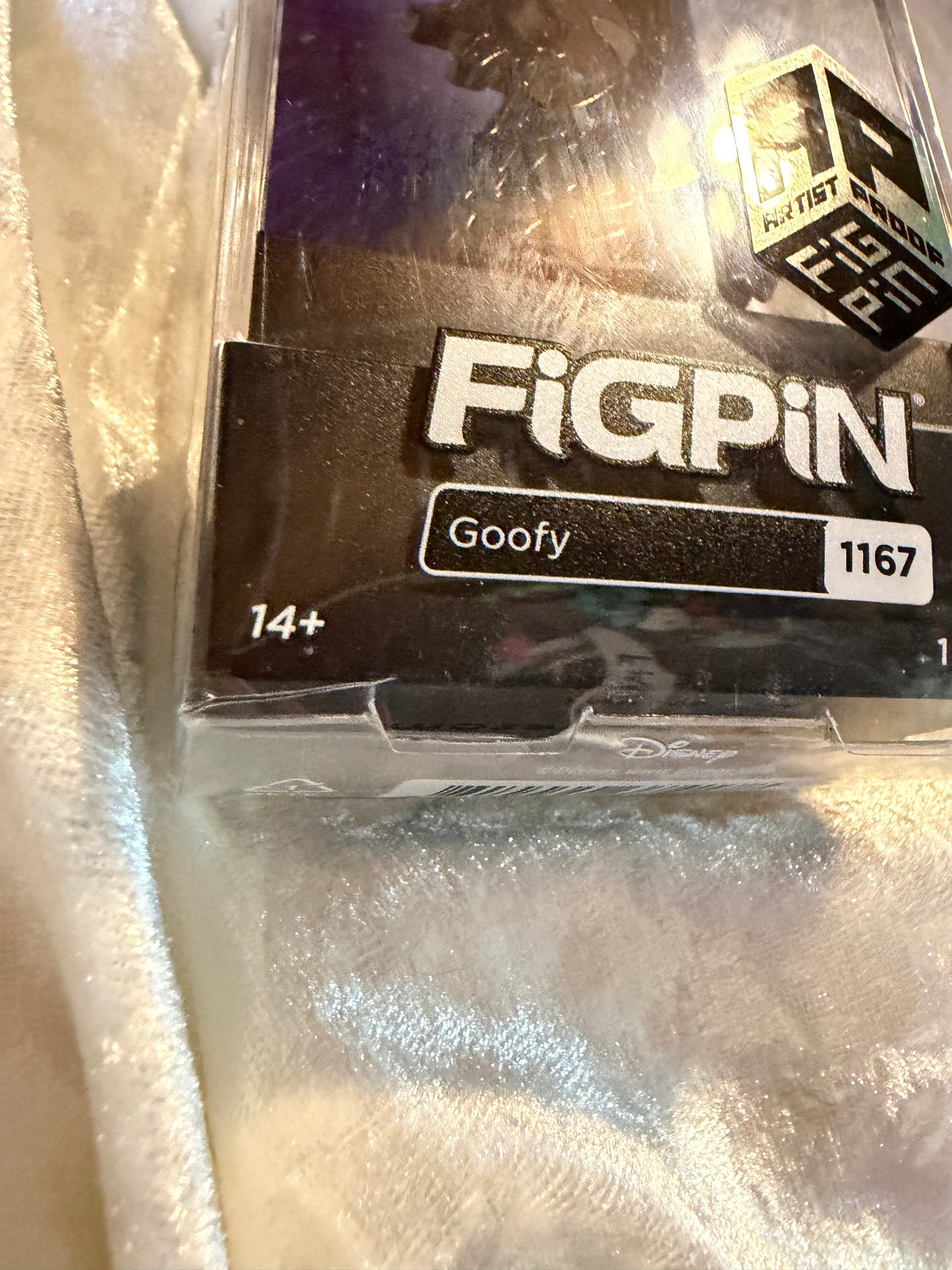 Close-up of damaged fold and crack on bottom of display box for Goofy FiGPiN #1167 Artist Proof