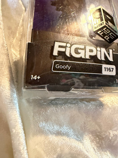 Close-up of damaged fold and crack on bottom of display box for Goofy FiGPiN #1167 Artist Proof