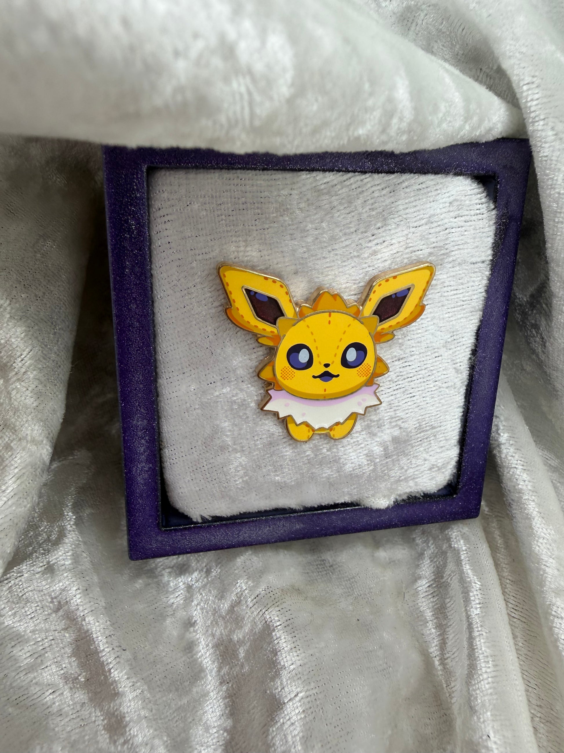 Fan made by PenguChan Studios PlushéMon Series 1 Jolteon approx 1.1 inch hard enamel pearl screen print companion pin single post blind bag 6/69 pull rate