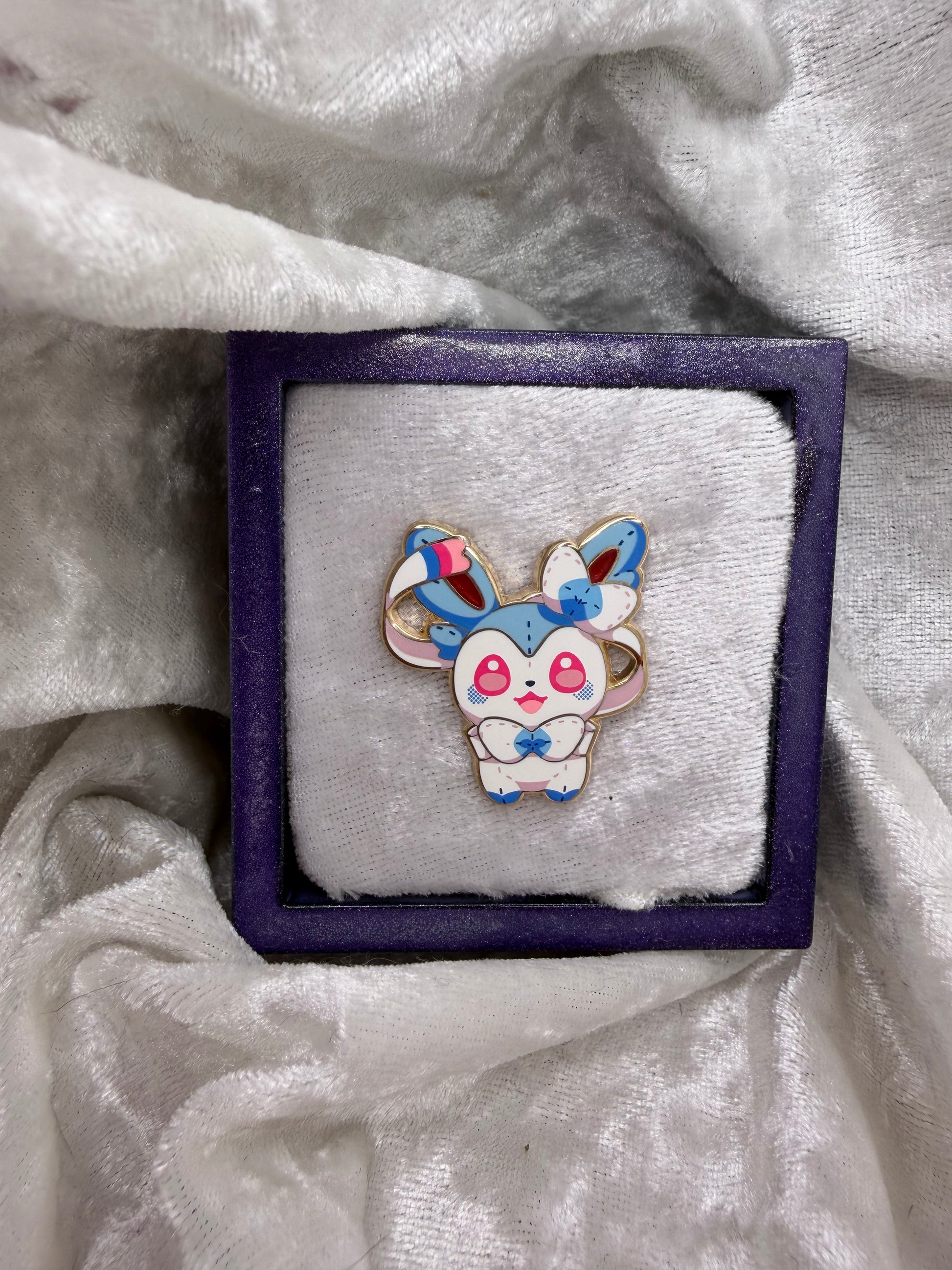 Fan made by PenguChan Studios PlushéMon Series 1 Sylveon approx 1.1 inch hard enamel pearl screen print companion pin single post blind bag 2/69 odds