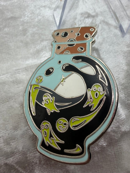 Black Potion Bottle Ghost Fantasy Pin Le 20 By Bendiesticks