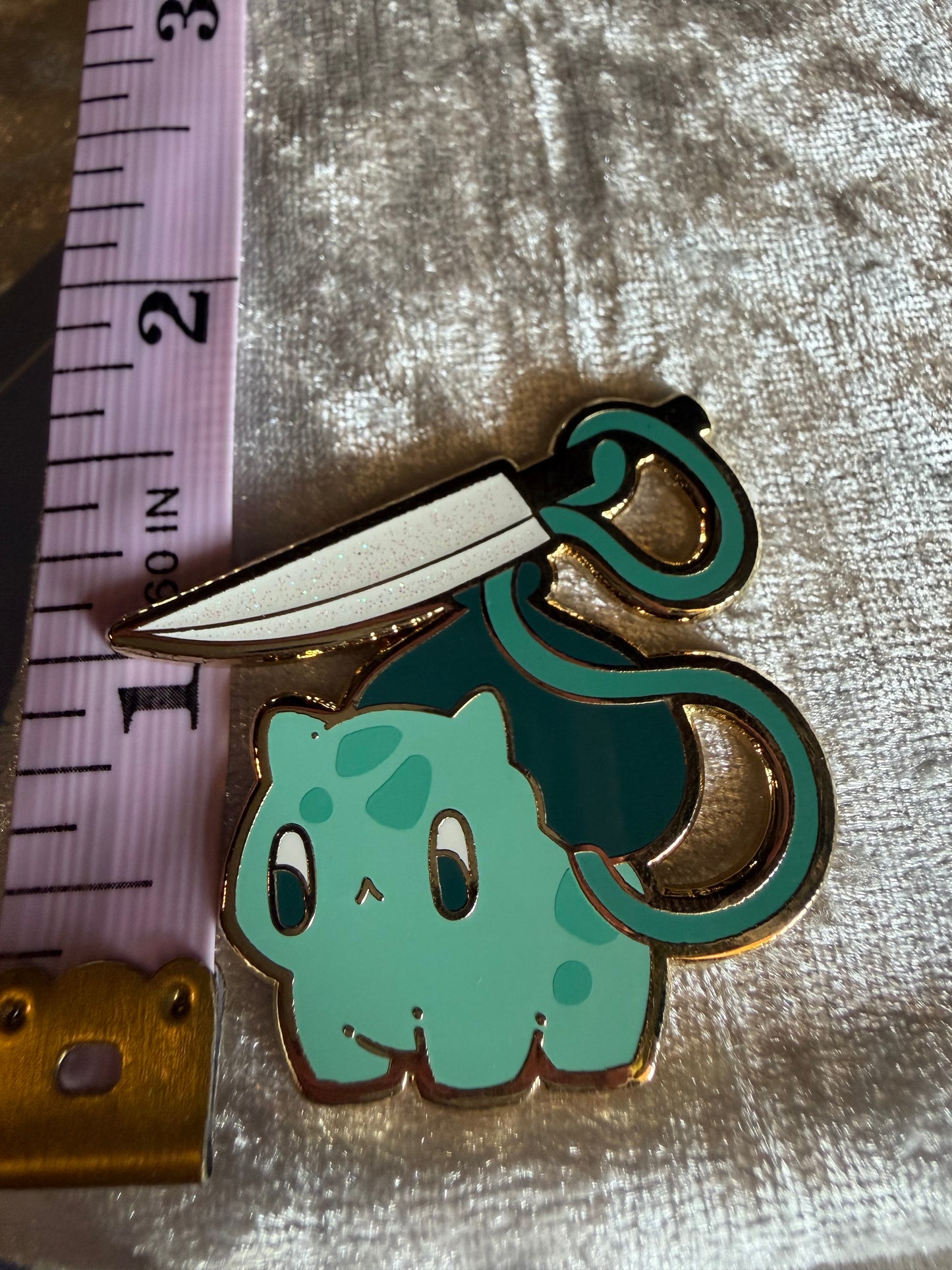 Knife Bulbasaur Enamel Pin | Gold Metal & Rainbow Knife - By Xhilyn | Fan Made
