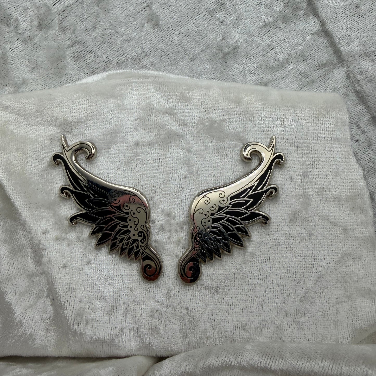 Wing Set of 2 LE 25 Pin Set - Silver on Black - Bendiesticks