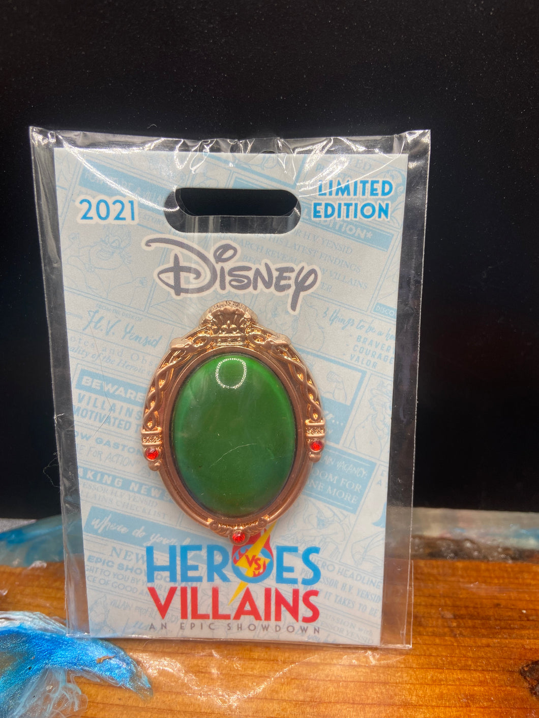 Disney Heroes Vs. Villains Pin Evil Queen Mirror LE 1000